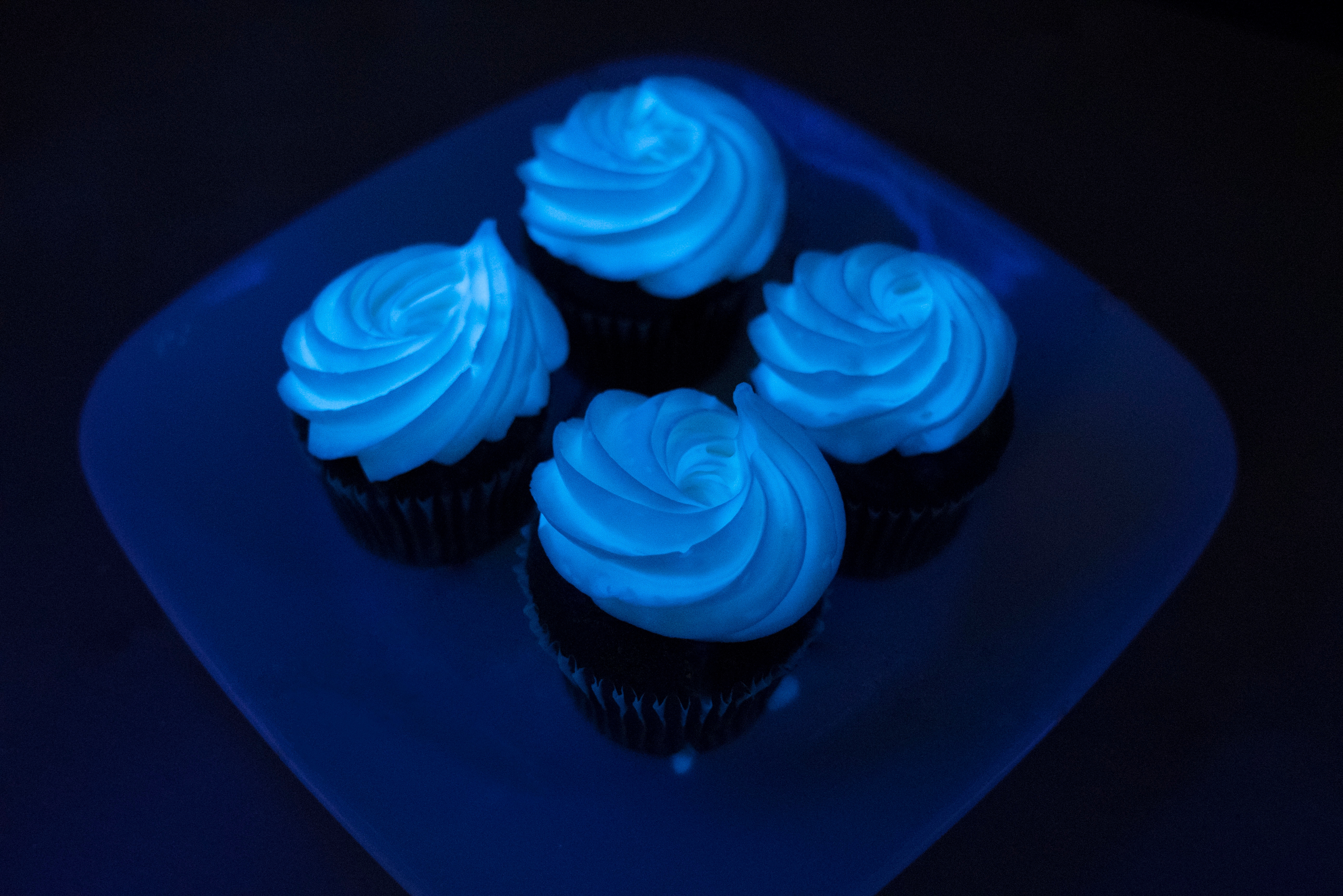 How to Make GLOW-IN-THE-DARK Cupcakes
