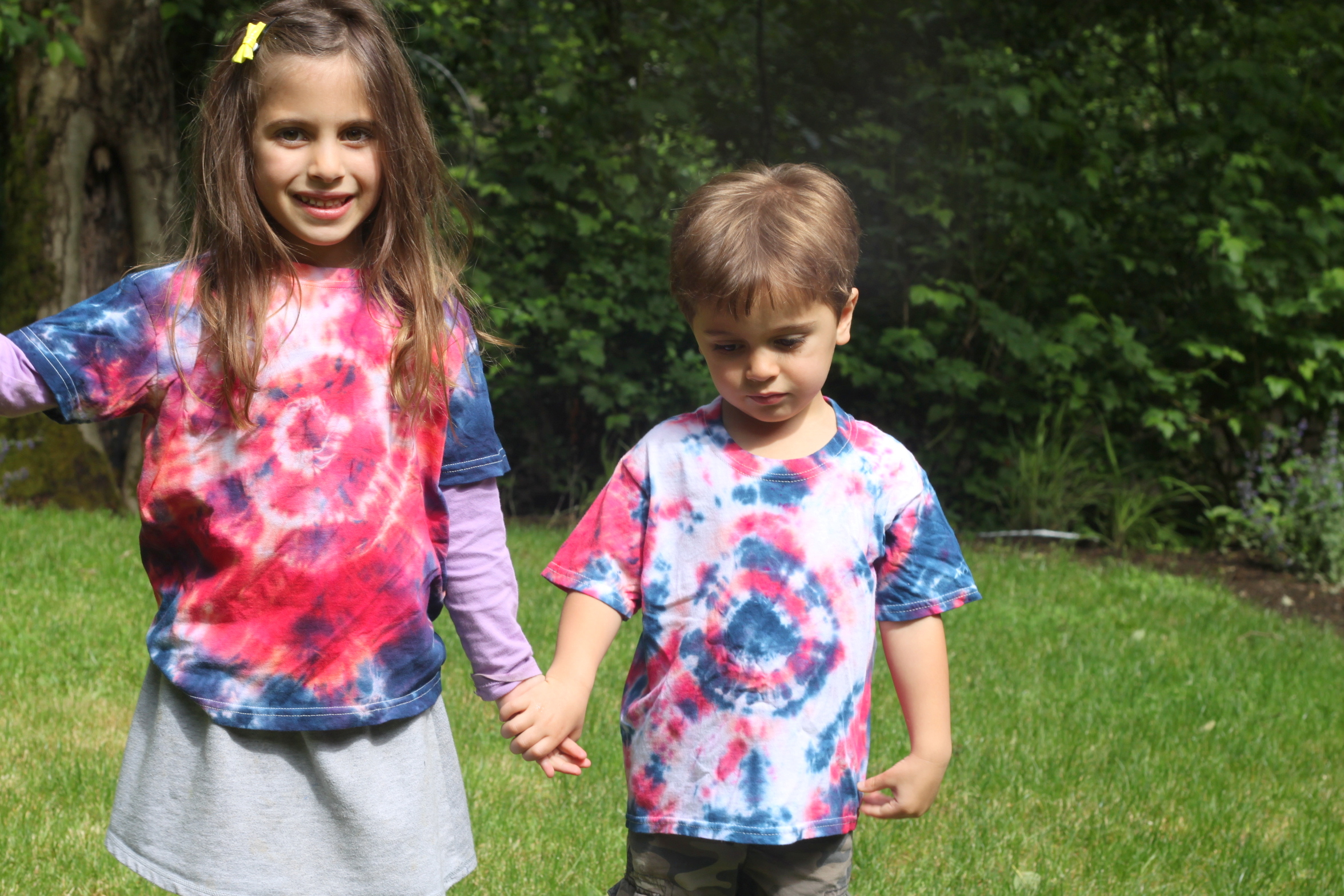 How to Make a Red, White and Blue Tie Dye Shirt! - Kids Activity Zone